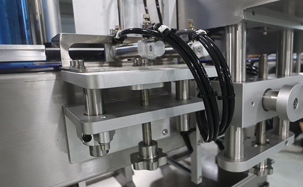 吹貼貼標機,滾貼貼標機,貼標機廠家，高臻智能