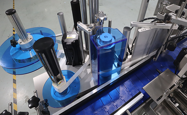 全自動(dòng)圓瓶搓滾貼標(biāo)機(jī),全自動(dòng)搓滾貼標(biāo)機(jī),全自動(dòng)不干膠貼標(biāo)機(jī)廠家,廣東高臻智能